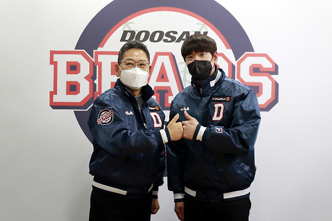 내야수 김재호(오른쪽)가 8일 두산과 3년 총액 25억 원에 두 번째 FA 계약을 맺은 뒤 전풍 구단 대표이사와 기념 촬영을 하고 있다. 두산
