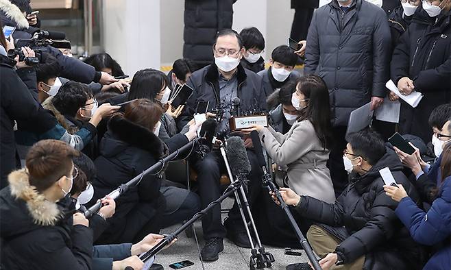 일본군 위안부 피해자들이 일본 정부를 상대로 낸 손해배상 청구 소송에서 처음으로 승소했다. 사진은 이날 할머니 측 소송대리인인 김강원 변호사가 공판을 마친 뒤 취재진 질문에 답하고 있다. 연합뉴스