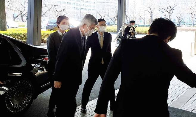 8일 일본군 위안부 피해자에게 일본 정부가 배상해야 한다는 한국 법원의 판결이 내려진 직후 남관표 주일본 한국대사가 일본 도쿄도(東京都) 지요다(千代田)구 소재 외무성 청사에 들어가고 있다. 외무성이 항의하기 위해 남 대사를 외무성으로 부른 것으로 보인다. 도쿄=연합뉴스