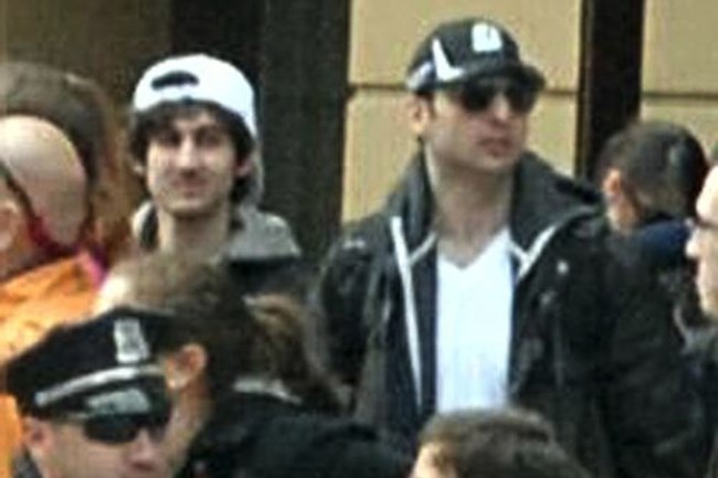 보스턴 마라톤 테러 당시 차르나에프(왼쪽)과 그의 형(오른쪽) 모습