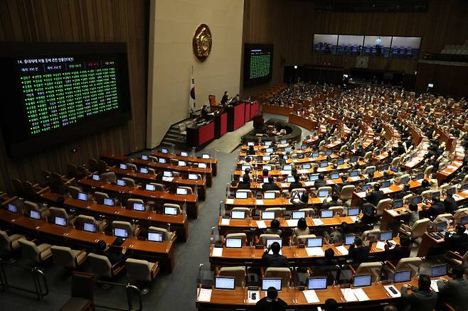 8일 오후 서울 여의도 국회에서 열린 본회의. 연합뉴스