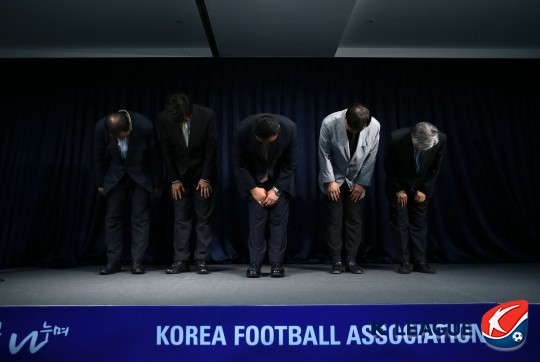 ▲ 2016년 프로축구연맹 수뇌부는 전북 현대, 경남FC 등의 심판 매수 파문에 고개 숙여 사과했다. 권오갑 총재는 자리에 없었다. ⓒ한국프로축구연맹