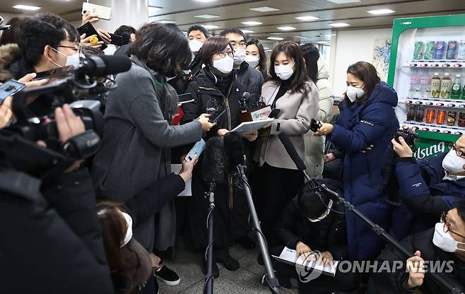 입장 밝히는 이나영 정의기억연대 이사장 (서울=연합뉴스) 한종찬 기자 = 일본군 위안부 피해자들이 일본 정부를 상대로 낸 손해배상 청구 소송에서 처음으로 승소했다. 서울중앙지법은 8일 고(故) 배춘희 할머니 등 위안부 피해자 12명이 일본 정부를 상대로 제기한 손해배상 청구 소송에서 "원고들에게 1인당 1억원을 지급하라"고 원고 승소로 판결했다. 위안부 피해자들이 일본 정부를 상대로 우리나라 법원에 낸 손해배상 청구 소송은 여러 건 있으나, 이 중 판결이 선고된 것은 이번이 처음이다. 이날 이나영 정의기억연대 이사장이 공판이 끝난 뒤 입장을 밝히고 있다. 2021.1.8 saba@yna.co.kr
