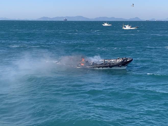 통영 해상서 선박 침몰…선원 2명 무사히 구조 [통영해경 제공. 재판매 및 DB 금지]
