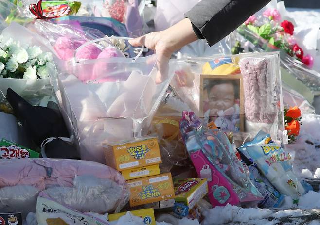= 8일 경기도 양평군 하이패밀리 안데르센 공원묘원에 양부모의 학대로 생후 16개월 만에 사망한 정인 양을 추모하며 시민들이 가져다 놓은 사진과 꽃 등이 놓여 있다. (사진=연합뉴스)