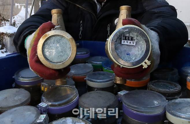 서울시가 ‘북극 한파’에 대비해 7일부터 수도계량기 ‘동파 심각’ 단계를 발령한 가운데 8일 오후 서울 중부수도사업소 효자가압장에 동파된 수도계량기가 놓여 있다. (사진=이데일리 방인권 기자)