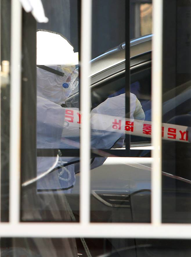 지난 8일 대구 수성구 대구스타디움 주차장에 마련된 드라이브스루 코로나19 임시선별검사소에서 관계자들이 검사업무를 하고 있다(사진=연합뉴스)