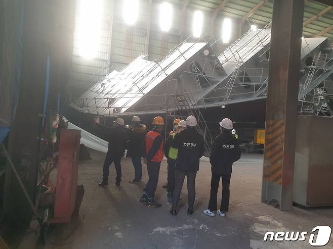 전남도 등이 최근 영암군 대불산단 내에 위치한 영세 조선업체를 찾아 맞춤형 환경컨설팅을 하고 있다.(전남도 제공) 2020.1.9/뉴스1 © News1 전원 기자