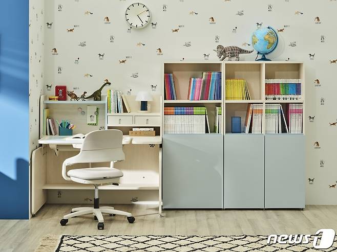 한샘 조이S 컴팩트 매직데스크(왼쪽)와 4단 책장으로 꾸민 자녀방 모습 © 뉴스1