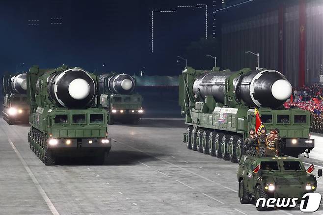 (평양 노동신문=뉴스1) = 북한 노동당 기관지 노동신문은 10일 당 창건 75주년을 맞아 진행된 열병식 소식을 1~11면에 걸쳐 보도했다. 사진은 신형 대륙간탄도미사일(ICBM). [국내에서만 사용가능. 재배포 금지. DB 금지. For Use Only in the Republic of Korea. Redistribution Prohibited] rodongphoto@news1.kr