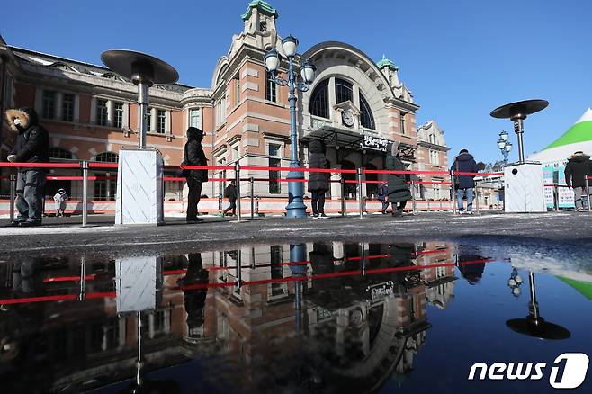 '북극한파'가 이어진 8일 서울 용산구 서울역에 마련된 신종 코로나 바이러스 감염증(코로나19) 임시 선별진료소에서 시민들이 길게 줄을 늘어서 있다. 이날 0시 기준 국내 코로나19 신규 확진자는 674명으로 전일 870명 대비 196명 감소했다. 2021.1.8/뉴스1 © News1 오대일 기자