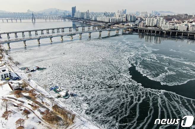 전국 대부분 지역에 한파특보가 발효된 9일 서울 광진구 광나루 한강공원 앞을 흐르는 한강이 얼어붙어 있다. 2021.1.9/뉴스1 © News1 민경석 기자