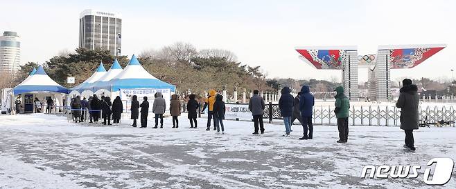 최강한파가 이어진 9일 오전 서울 송파구 올림픽공원에 설치된 임시선별진료소를 찾은 시민들이 신종 코로나 바이러스 감염증(코로나19) 검사를 받기 위해 줄지어 기다리고 있다. © News1 박지혜 기자