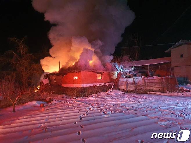 9일 오전 0시29분쯤 충북 보은군 회인면 한 주택에서 불이 났다. (보은소방서 제공) © 뉴스1
