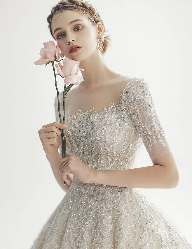 사진 : 웨딩드레스 벨에포크(대구지점(지니케이) ,&nbsp;수원지점(노블레스컨벤션),&nbsp;광주지점(시크릿웨딩),&nbsp;부산지점(그랜드블랑),&nbsp;전주지점(시집가는날)),&nbsp;포토그래퍼 유창환(앤유스튜디오),&nbsp;헤어 설영 메이크업 유진(로쉬),&nbsp;모델 아리나,&nbsp;액세서리 수야,&nbsp;플라워 블랑드로미오