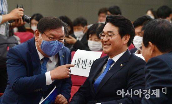 김태년 더불어민주당 원내대표가 2020년 6월2일 국회에서 열린 '기업지배구조개선 토론회'에 참석, 박용진 의원 이야기를 나누고 있다./윤동주 기자 doso7@