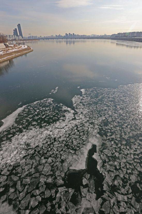 올겨울 한강 첫 결빙이 관측된 9일 오전 서울 노들섬 인근 한강이 얼어있다. [이미지출처=연합뉴스]