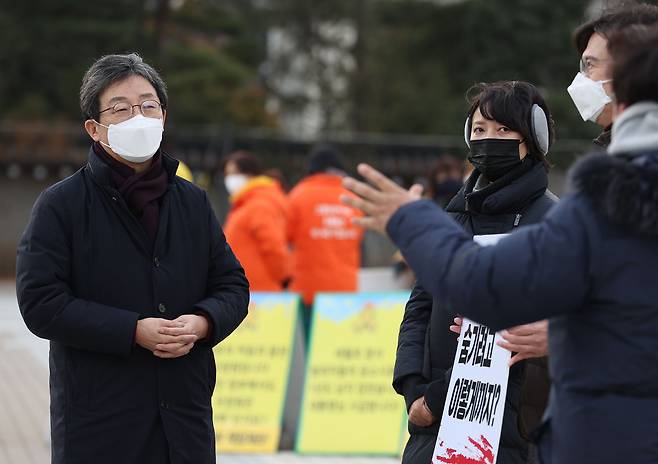 유승민 전 의원(왼쪽)이 작년 11월 29일 청와대 분수대 앞에서 야당 초선 의원들이 릴레이 1인 시위를 벌이는 현장을 찾아 의원들과 대화를 나누고 있다. /연합뉴스