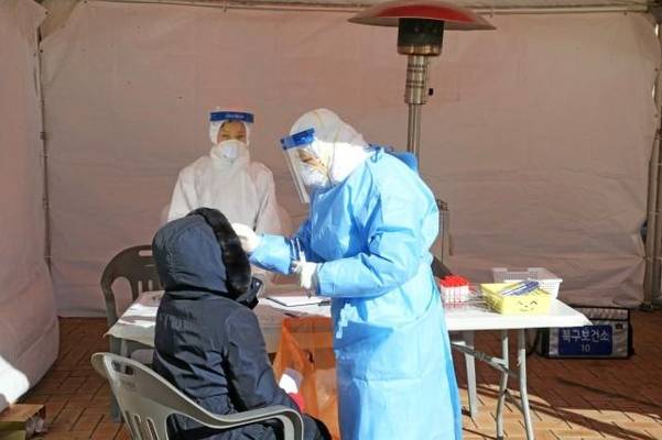지난 6일 오후 경북 포항시청 앞에 설치된 임시 선별검사소에서 시 공무원 등이 신종 코로나바이러스 감염증(코로나19) 검사를 받고 있다. /연합뉴스