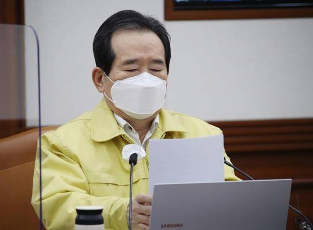 정세균 국무총리가 9일 정부서울청사에서 열린 중앙재난안전대책본부 회의 준비를 하고 있다. /연합뉴스