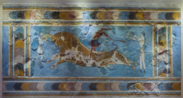 왼쪽 사진은 미노아 문명이 있었던 크레타섬 크노소스 궁전의 벽화. 영국인 고고학자는
 그림 속 모습을 ‘투우’라고 착각했지만 이후 학계는 소를 뛰어넘는 성스러운 의식을 표현한 것일 가능성이 더 높다고 보고 있다. 
위키피디아