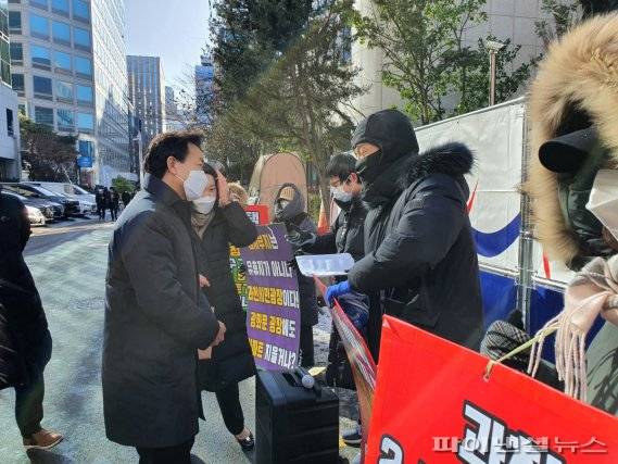 김종천 과천시장 8일 서울 여의도 더불어민주당사 항의집회 괴천시민 격려. 사진제공=과천시