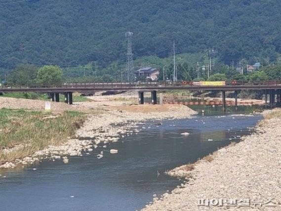 유족은 이곳 하천은 수심이 깊지 않은데 사고 현장은 공사로 웅덩이가 생겼다고 주장했다. 사진=유족
