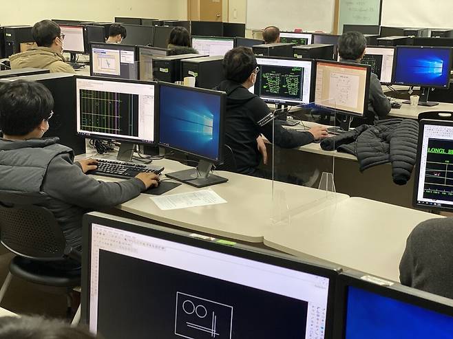 지난해 12월28일 삼성중공업 기술연수원에서 진행 중인 지역특화형 긴급직업훈련 시범사업 현장의 모습. 이날은 설계 쪽 훈련의 마지막 날이었다. 삼성중공업 제공