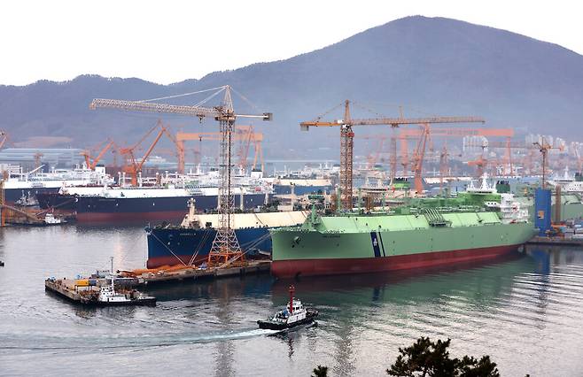 경남 거제시에 위치한 대우조선해양 조선소에서 엘엔지(LNG)선 등이 건조 중이다. 대우조선해양은 지난해 4분기에만 39억 달러(약 4조2천여억원)의 수주를 따내면서 불황의 늪에서 벗어날 채비를 갖췄다는 평가다. 거제/장철규 선임기자 chang21@hani.co.kr