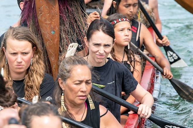 아던 총리가 2020년 2월, 영국 왕조와 뉴질랜드 원주민 마오리족 사이의 와이탕기조약(1840년)을 기념하는 행사에 참여해 원주민들과 함께 노를 젓고 있다. 와이탕기/EPA 연합뉴스