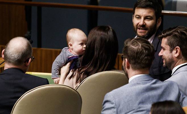아던 총리(가운데 뒷모습 보이는 이)가 2018년 9월 생후 3개월 된 딸을 데리고 유엔총회에 참석해 있다. 아던 총리의 오른쪽 옆이 동거인 클라크 게이퍼드다. 뉴욕/EPA 연합뉴스
