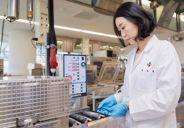 CJ제일제당 연구원이 HMR 생선구이 관련 실험을 하고 있다. CJ제일제당 제공