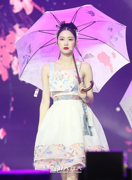 JiHo of Group OH MY GIRL is celebrating at the 35th 2021 Golden Disk Awards with Curaprox held at KINTEX, Goyang-dong, Goyang-si, Gyeonggi-do on the afternoon of the 9th day.01. 09.