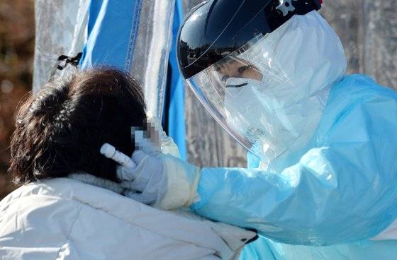 대전 한밭체육관 주차장에 마련된 코로나19 임시 선별진료소에서 의료진들이 한파를 이기고 방문한 시민들을 검사하고 있다. 프리랜서 김성태