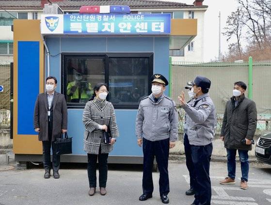 김원준 경기남부경찰청장이 취임 첫날인 지난 4일 아동 성범죄자인 조두순 주거지 인근에서 경찰의 특별 방범활동을 점검하고 있다.   김 청장은 근처의 경찰 초소를 찾아 현장 근무자들을 격려하고 폐쇄회로(CC)TV, 비상벨 등 방범시설을 둘러봤다.연합뉴스