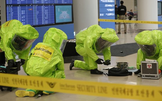 지난 2018년 인천공항 제2여객터미널에서 생화학 테러 상황을 가정한 ‘평창올림픽 대비 2018년 인천국제공항 대테러 종합훈련’을 했다. [사진 연합뉴스]