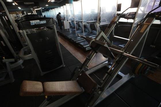 지난 1월 8일 서울 마포구의 한 피트니스센터가 정부의 방역조치에 반발하며 오픈 시위를 벌이고 있다. 이날부터 사회적 거리두기 2.5단계에서도 모든 실내체육시설에서 아동과 학생을 대상으로 9인 이하 운영이 가능해졌지만 관련 업계에서는 주 이용층이 성인이기 때분에 사실상 운영 재개를 하기 어렵다는 지적이 나오고 있다. [뉴시스]