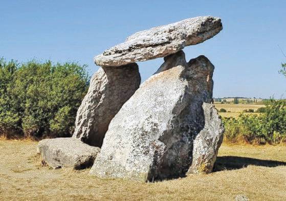 바스크족 거주지(피레네 산맥 기슭)에 남아 있는 고인돌. [『바스크 지역』]