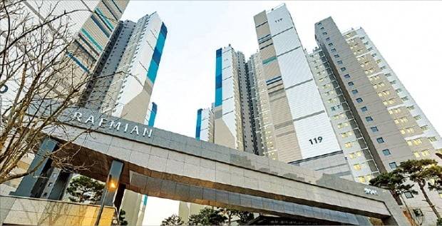 재개발 사업이 순항하면서 아파트 가격이 강세를 보이는 서울 성북구 래미안길음센터피스. /한경DB