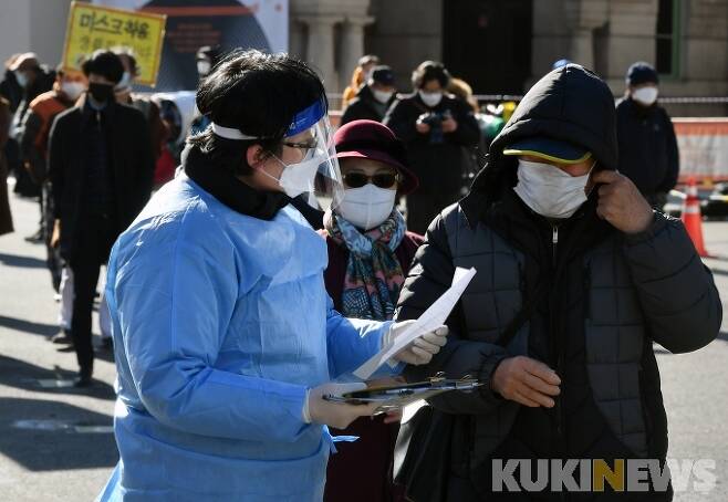 서울 용산구 서울역 광장에 설치된 임시 선별진료소를 찾은 시민들이 코로나19 검사를 받고 있다. 사진=박태현 기자 pth@kukinews.com