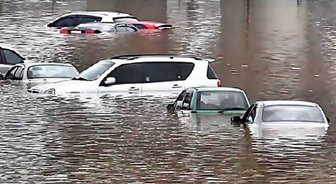 물에 빠진 상태로 방치된 침수차 [사진 출처 = 매경DB]