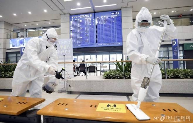 [인천공항=뉴시스]최진석 기자 = 공항으로 입국하는 모든 외국인들의 신종 코로나바이러스 감염증(코로나19) 유전자증폭(PCR) 검사 음성 확인서 제출 의무화를 하루 앞둔 7일 인천국제공항 제1터미널 입국장에서 방역복을 입은 관계자들이 방역작업을 하고 있다. 2021.01.07. myjs@newsis.com