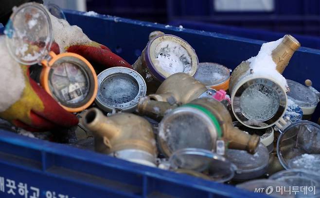 계속되는 한파에 서울시가 수도계량기 동파 '심각' 단계 경보를 발령한가운데 7일 종로구 중부수도사업소 효자가압장에서 직원이 동파된 수도계량기를 정리하고 있다. / 사진=김휘선 기자 hwijpg@