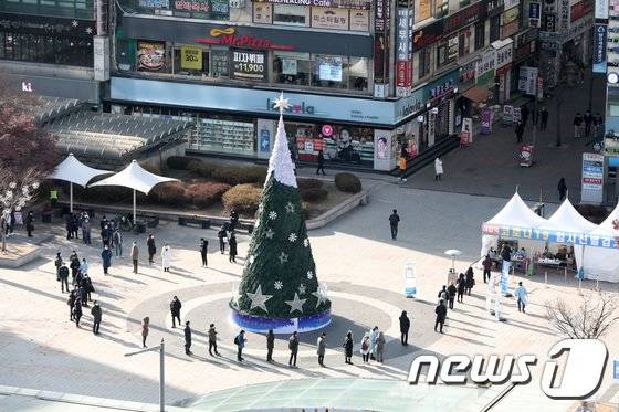 크리스마스 이브인 24일 오후 경기도 성남시 야탑역에 설치된 임시 선별검사소에서 시민들이 신종 코로나바이러스 감염증(코로나19) 검사를 위해 대기하고 있다. / 사진=뉴스1