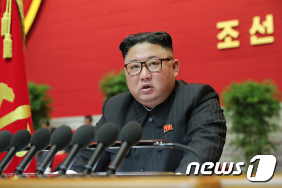 통일부는 9일 김정은 북한 국무위원장(사진)의 8차 당 대회 사업총화 보고와 관련해 "남북 합의를 이행하려는 우리의 의지는 확고하다"는 입장을 밝혔다. /사진=뉴스1(평양노동신문)
