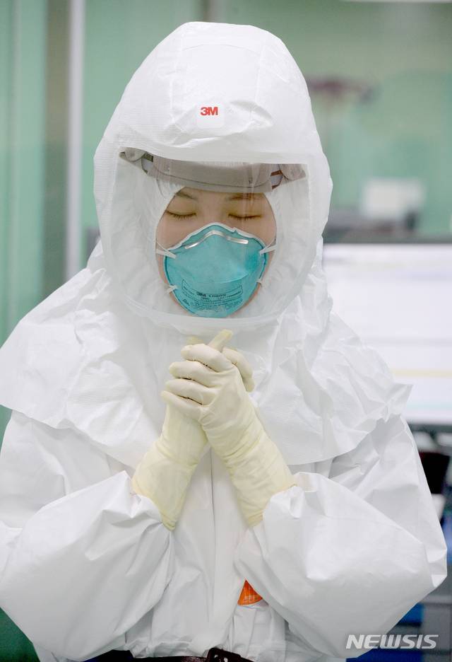 [울산=뉴시스] 배병수 기자 = 2021년 신축년(辛丑年) 새해가 시작된 1일 오전 신종 코로나바이러스 감염증(코로나19) 중증환자들이 입원 중인 울산대병원 특수(음압)중환자실에서 간호사가 환자의 쾌유를 위해 기도를 하고 있다. 2021.01.01. bbs@newsis.com