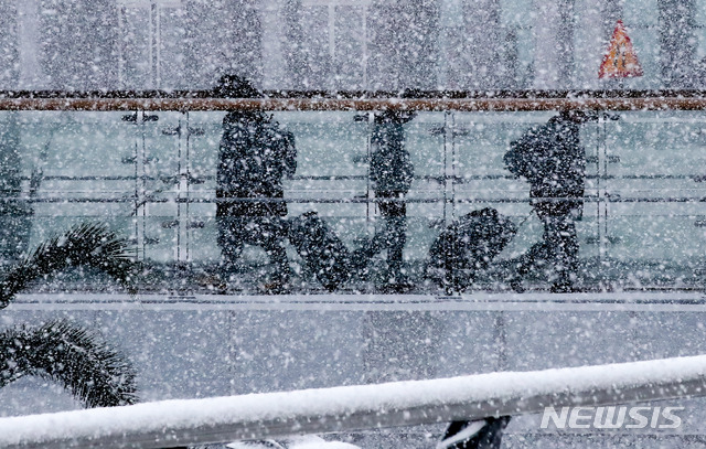 [제주=뉴시스]우장호 기자 = 북극발 한파가 사흘째 기승을 부리고 있는 8일 오전 제주국제공항에 강한 눈발이 날리고 있다. 제주공항은 기상악화로 인한 항공사 사전 결항 결정으로 이틀째 항공기 운항에 차질이 빚어지고 있다. 2021.01.08. woo1223@newsis.com