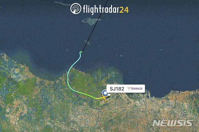 [AP/뉴시스]인도네시아에서 62명을 태운 보잉 737-500 여객기가 9일 이륙 후 연락이 두절됐다. 여객기에는 승객 56명을 포함해 총 62명이 탑승한 것으로 알려졌다. 2021.01.09.