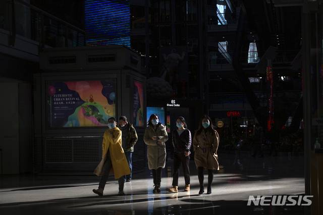 [베이징=AP/뉴시스]8일 중국 베이징에서 코로나19 확산 방지를 위해 마스크를 쓴 사람들이  한 고급 쇼핑몰을 거닐고 있다. 중국 허베이성의 난궁시는 코로나19 검사를 받지 않은 사람을 신고하면 500위안(약 8만5000원)의 현상금을 지급하기기로 했다. 2021.01.08.