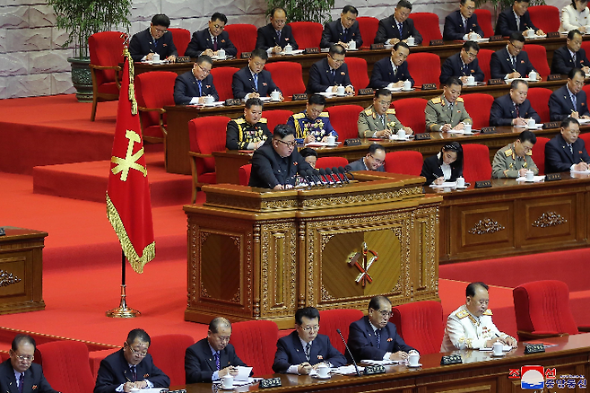 북한 김정은 노동당 위원장이 지난 7일 노동당 제8차 대회 3일차 회의에서 사업총화보고를 했다고 조선중앙통신이 8일 보도했다. 연합뉴스